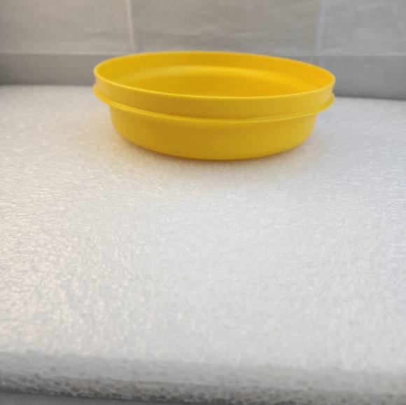 Set of 2 Vtg Tupperware Seal 'N Serve Yellow Bowls - Picture 8 of 13